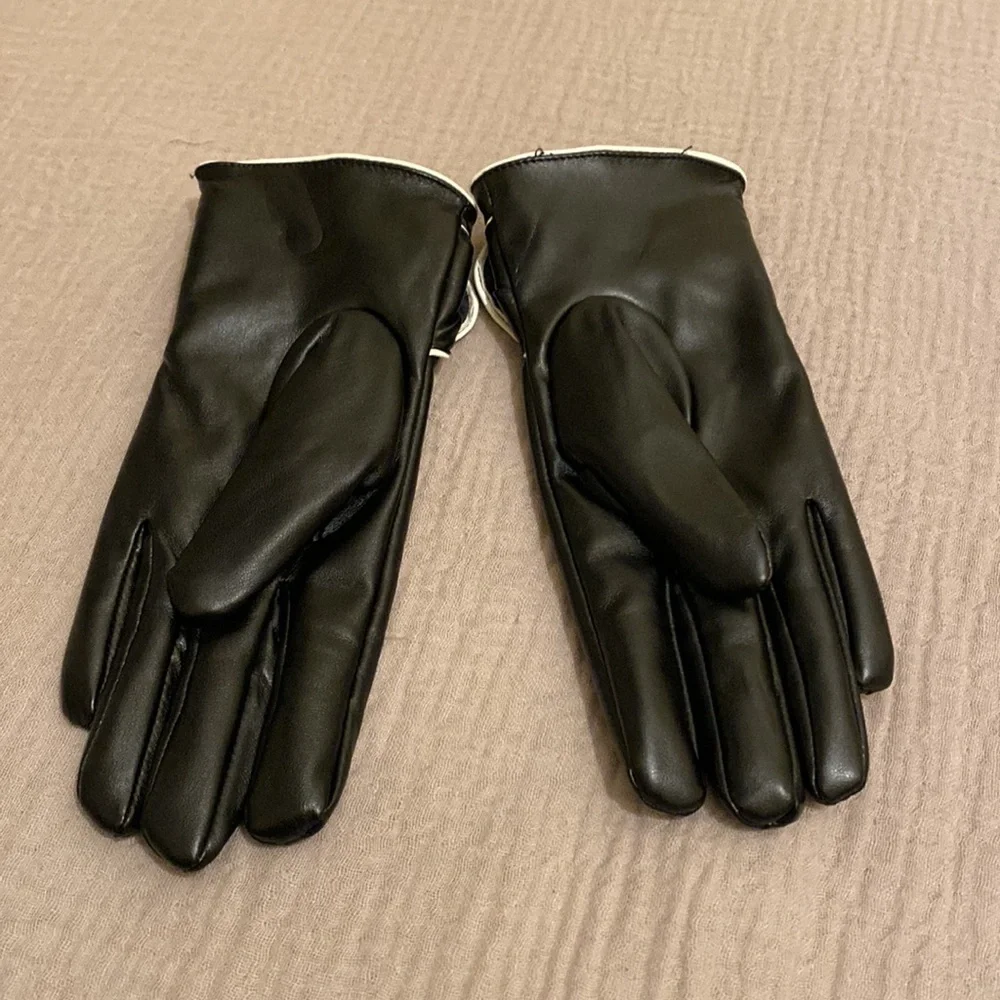 Black gloves with bowl .